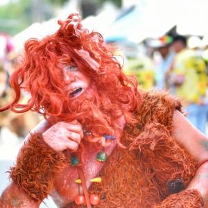 Hombre disfrazado de Cavernicola en el Carnaval de la 44.