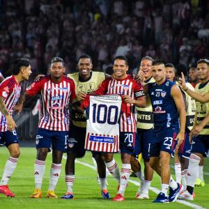 Jugadores de Junior celebrando un gol.
