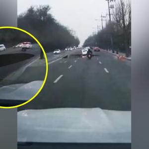 Momento en el que un cráter se abrió, suceso por el que murió un motociclista.