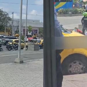 Momento en Parque Alegra, donde intentaron robar a sede de un banco.