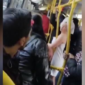 Mujer que paseó en Transmilenio en toalla.