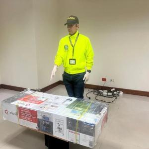 Policía con el armamento incautado en el Aeropuerto Ernesto Cortissoz.