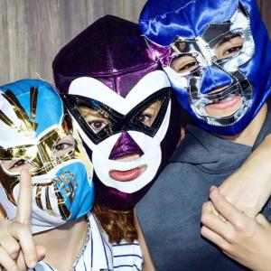 Shakira y sus hijos homenajeando a México con máscaras de lucha libre.