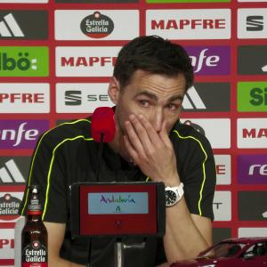 Árbitro que pitará final de Copa del Rey, llorando.