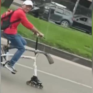 Hombre en bicicleta con un patín.