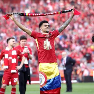 Luis Díaz, celebrando su título de Premier League con Liverpool.