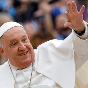 El papa Francisco saludando en un evento.