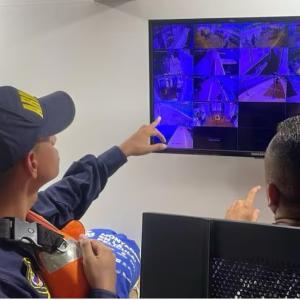 Autoridades revisando cámaras para hallar a Tatiana Hernández.