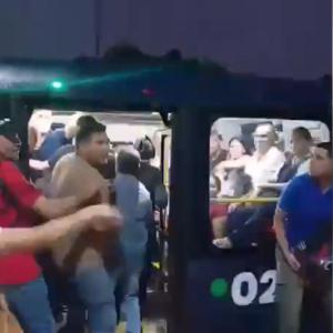 Captura de video de pelea en la estación de Transmetro Joe Arroyo.