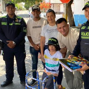 Christopher Pinzón con su madre, miembros de la Policía y allegado.