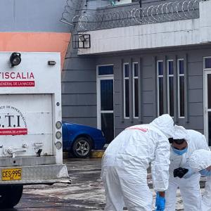 CTI recogiendo el cuerpo en el Paso del barrio Montes.