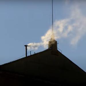 Fumata blanca señalando que hay nuevo papa.