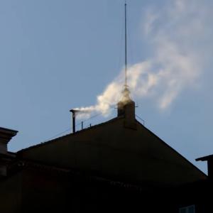 Fumata blanca que salió de la Capilla Sixtina.