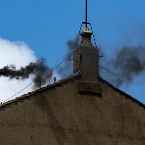 Fumata negra tras la tercera votación en el cónclave.