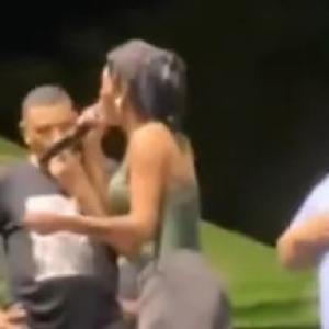 Ana del Castillo interrumpiendo uno de sus conciertos.