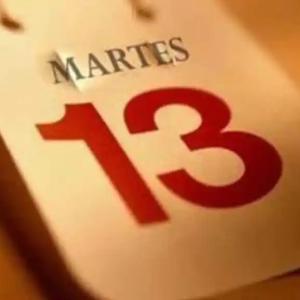 Martes 13 en una hoja de calendario.