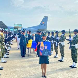 Militares rindiendo homenaje al soldado Anderson Bohórquez.