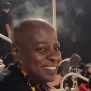 Mujer que le salió vapor por la cabeza debido a la menopausia.