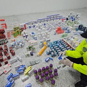Policía con medicamentos incautados.