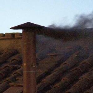 Primera fumata del cónclave.