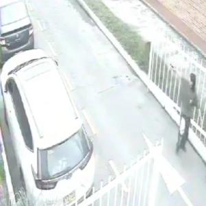 Captura de video de intento de huída de sicario de Miguel Uribe.