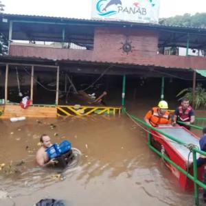 Escena de restaurante flotante en el Meta.