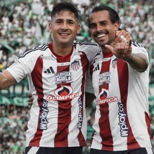 Guillermo Paiva y Javier Báez celebrando un gol con Junior.