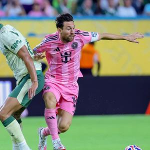 Lionel Messi, del Inter Miami, disputando un partido contra Richard Ríos, de Palmeiras.