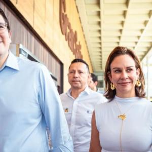 Miguel Uribe Turbay y su esposa.