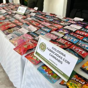 Paquetes de dulces incautados.