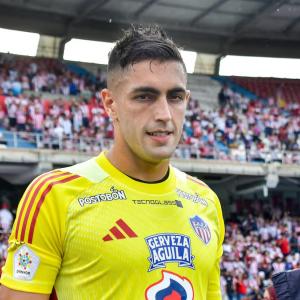 Santiago Mele saliendo al campo con Junior.