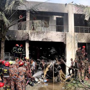 Avión de la Fuerza Aérea de Bangladés se estrella contra escuela