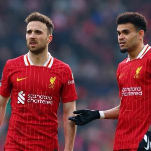 Diogo Jota acompañado por Luis Díaz en un partido con Liverpool.