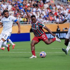 El colombiano Jhon Arias con Fluminense ante jugadores de Al Hilal.