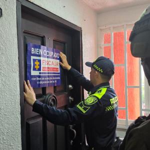 Fiscalía aplicando una extinción de dominio.