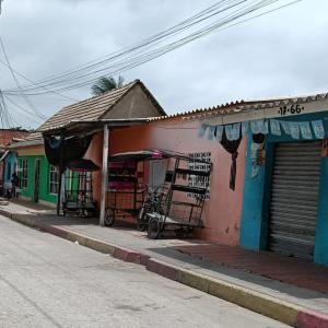 El atentado se perpetró dentro de una tienda del barrio Rebolo