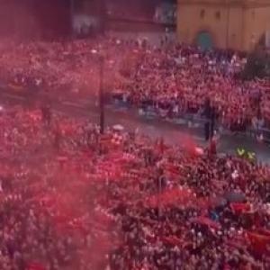Hinchas de Liverpool homenajeando a Diogo Jota.