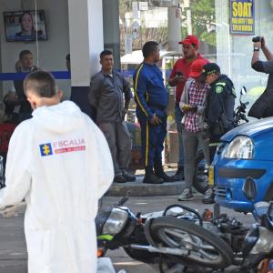 Miembros del CTI realizando un levantamiento de cadáver en Barranquilla.