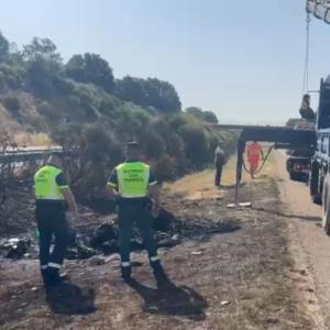 Momento en el que autoridades retiran vehículo en el que se transportó Diogo Jota.