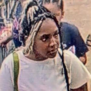 Mujer que habría golpeado a cajera de Walmart.