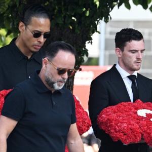 Personalidades del fútbol despidiendo a Diogo Jota en su funeral.