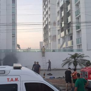 Bomberos, policías y paramédicos atendieron la situación.