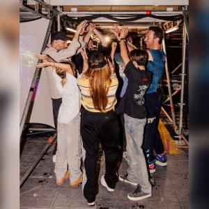 Shakira junto a sus hijos y Chris Martin en el backstage.