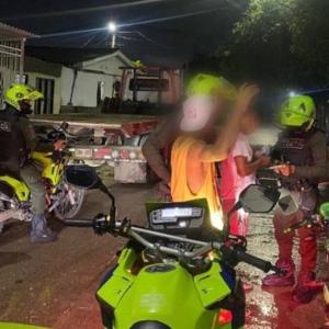 Uniformados de la Policía durante requisas