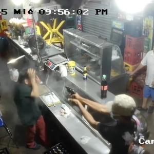 Momento exacto en el que el atacante dispara contra el tendero.