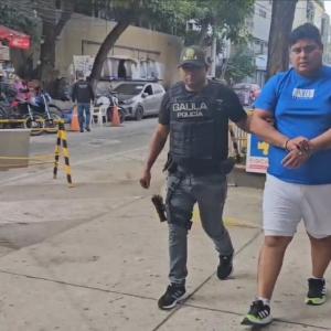 Óscar Gómez Rodríguez cuando era trasladado a la URI de la Fiscalía.