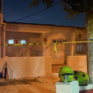 Un perito inspecciona la escena del homicidio en Vista Hermosa.