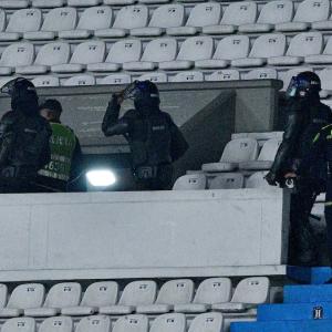 La Policía tratando de detener las riñas 