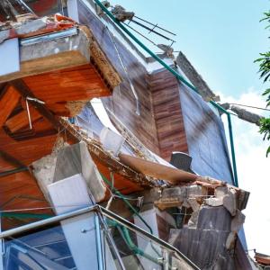 Casa desplomada en el barrio Olaya 