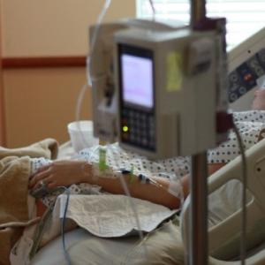 mujer, quien acusó a su esposo y sus suegros por tratar de asesinarla